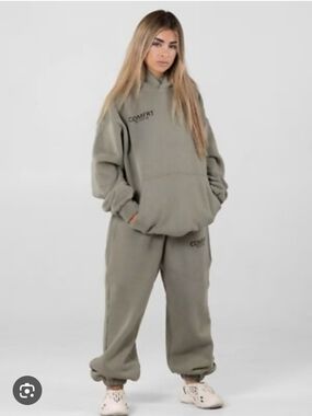 COMFRT Olive Green Hoodie & Sweatpants Set Medium